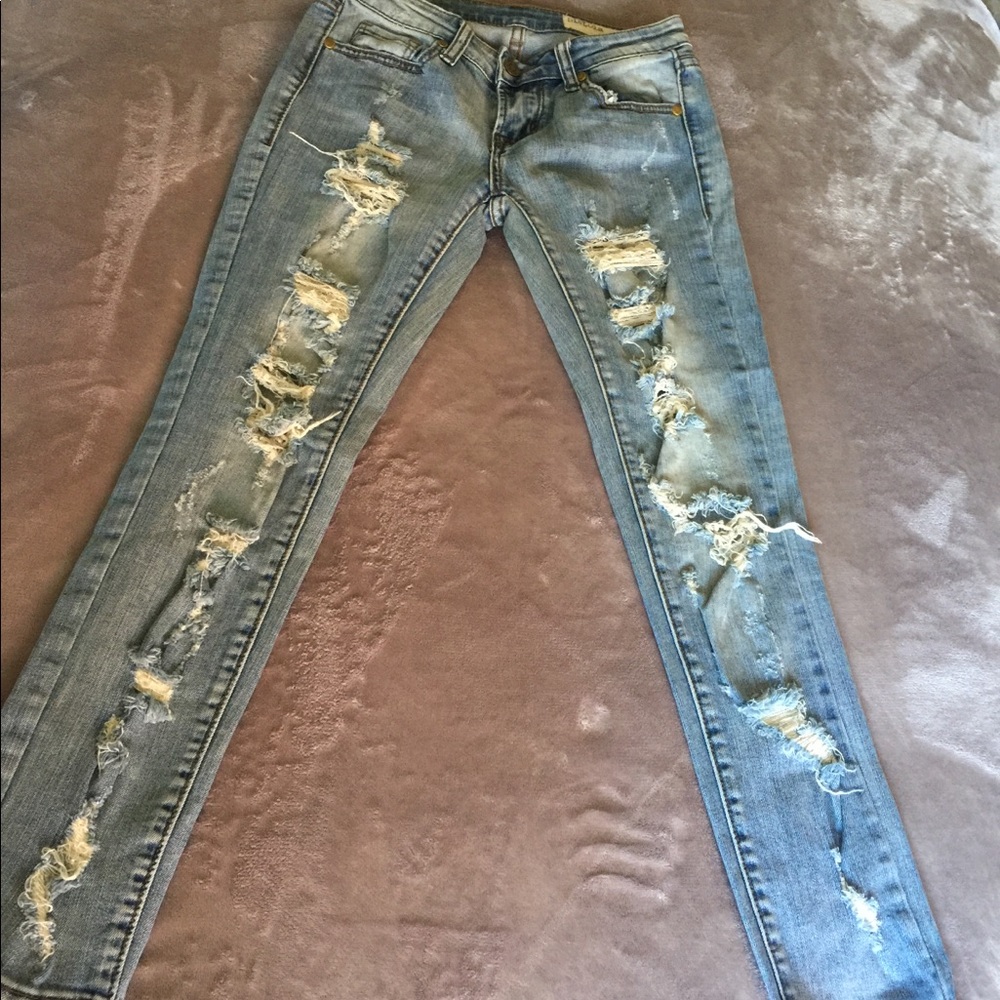 Distressed skinny jeans
